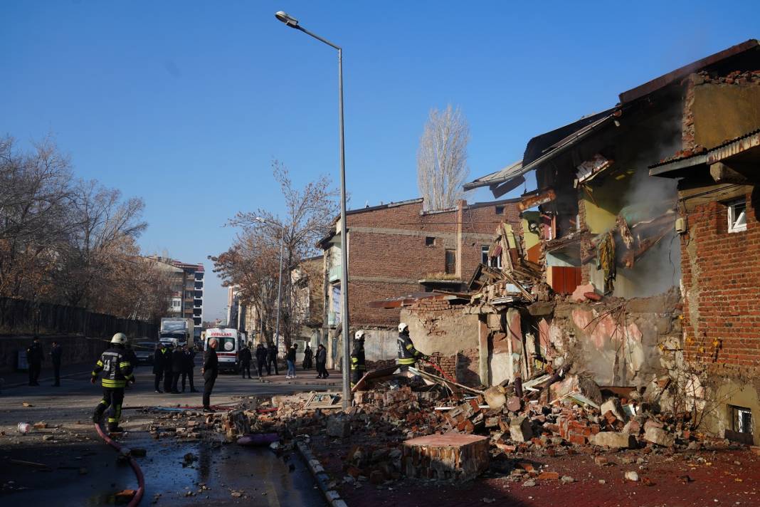 Erzurum'da doğalgaz patladı, ortalık savaş alanına döndü!  2 ev çöktü 5